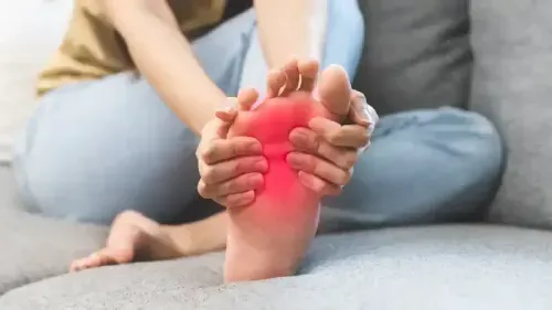 What are the Symptoms of Regular Foot Pain in Women and the Treatment?